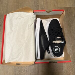 Nike Black Low-Top Sneakers Athletic Style